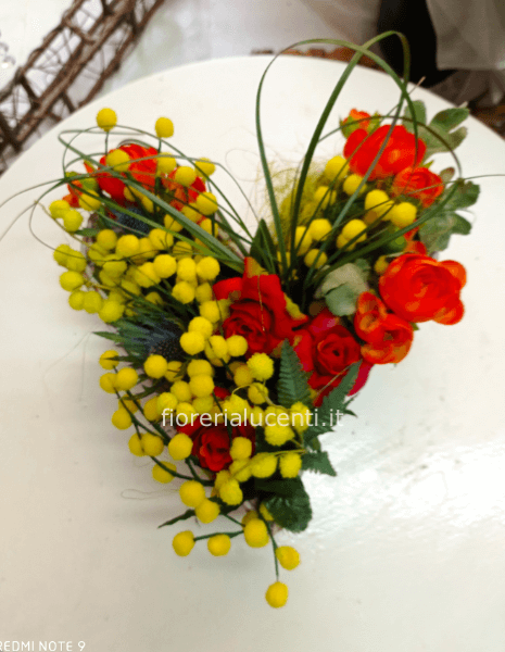 Cestino di fiori di stagione e mimosa