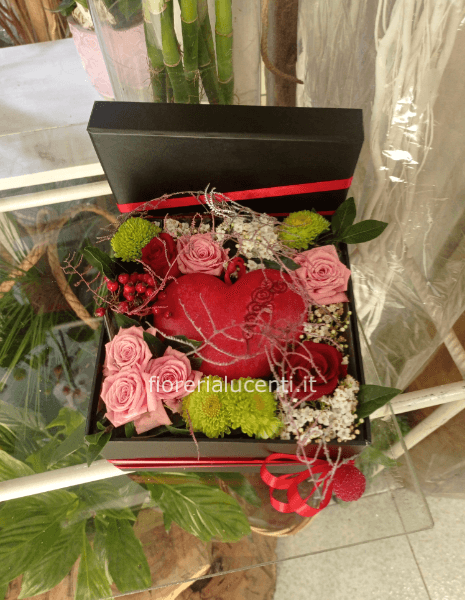 Scatola con cuore.in terracotta e fiori